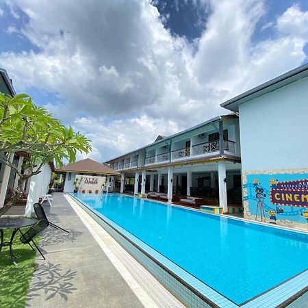 Alia Residence Business Resort Padang Mat Sirat Exterior foto