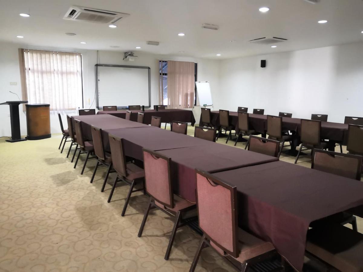 Alia Residence Business Resort Padang Mat Sirat Exterior foto