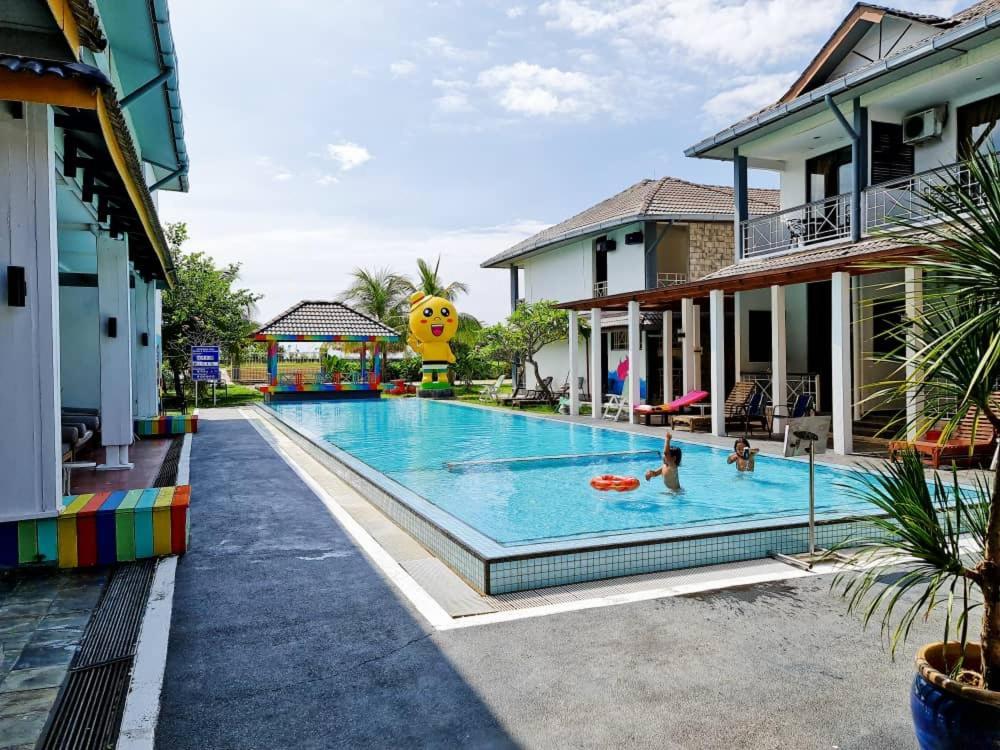 Alia Residence Business Resort Padang Mat Sirat Exterior foto