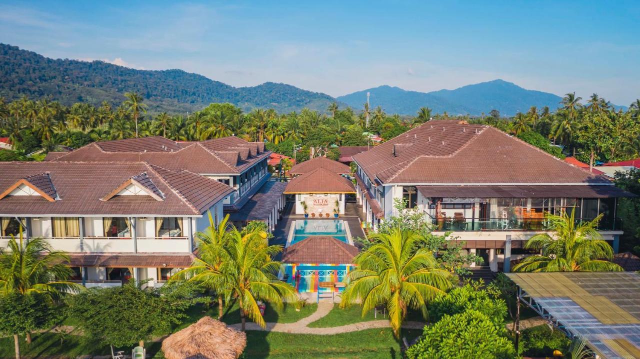 Alia Residence Business Resort Padang Mat Sirat Exterior foto