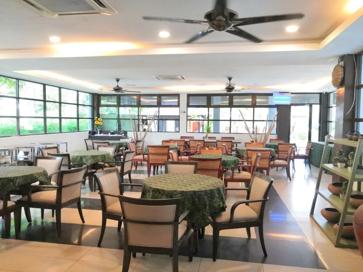 Alia Residence Business Resort Padang Mat Sirat Exterior foto