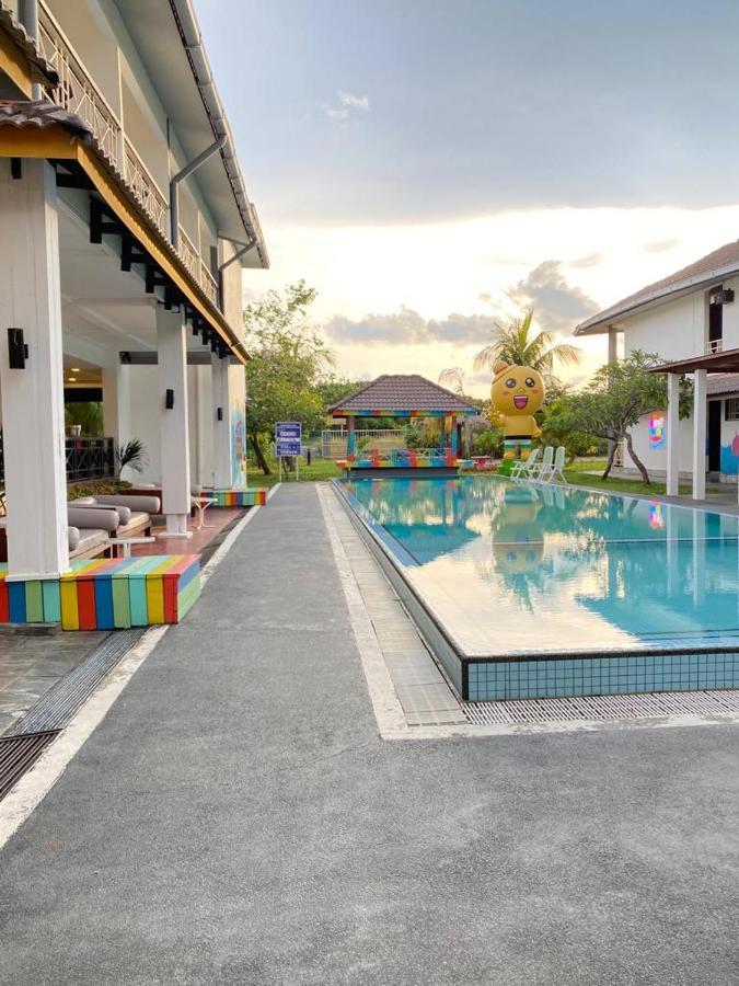 Alia Residence Business Resort Padang Mat Sirat Exterior foto