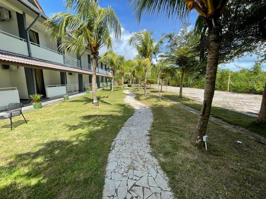 Alia Residence Business Resort Padang Mat Sirat Exterior foto