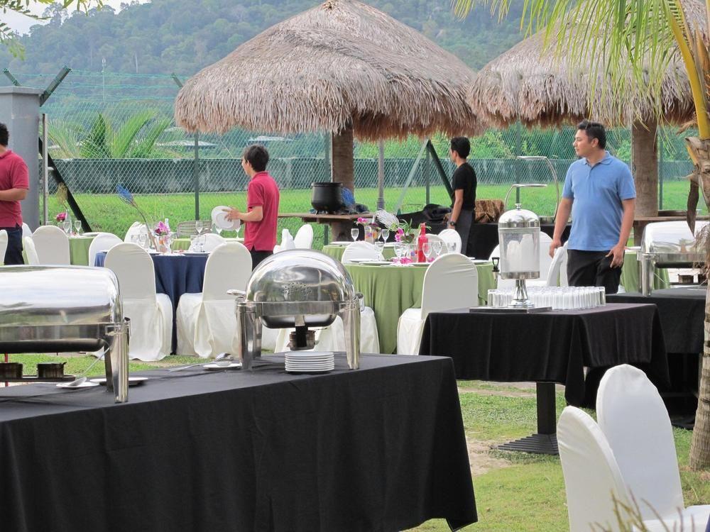 Alia Residence Business Resort Padang Mat Sirat Exterior foto