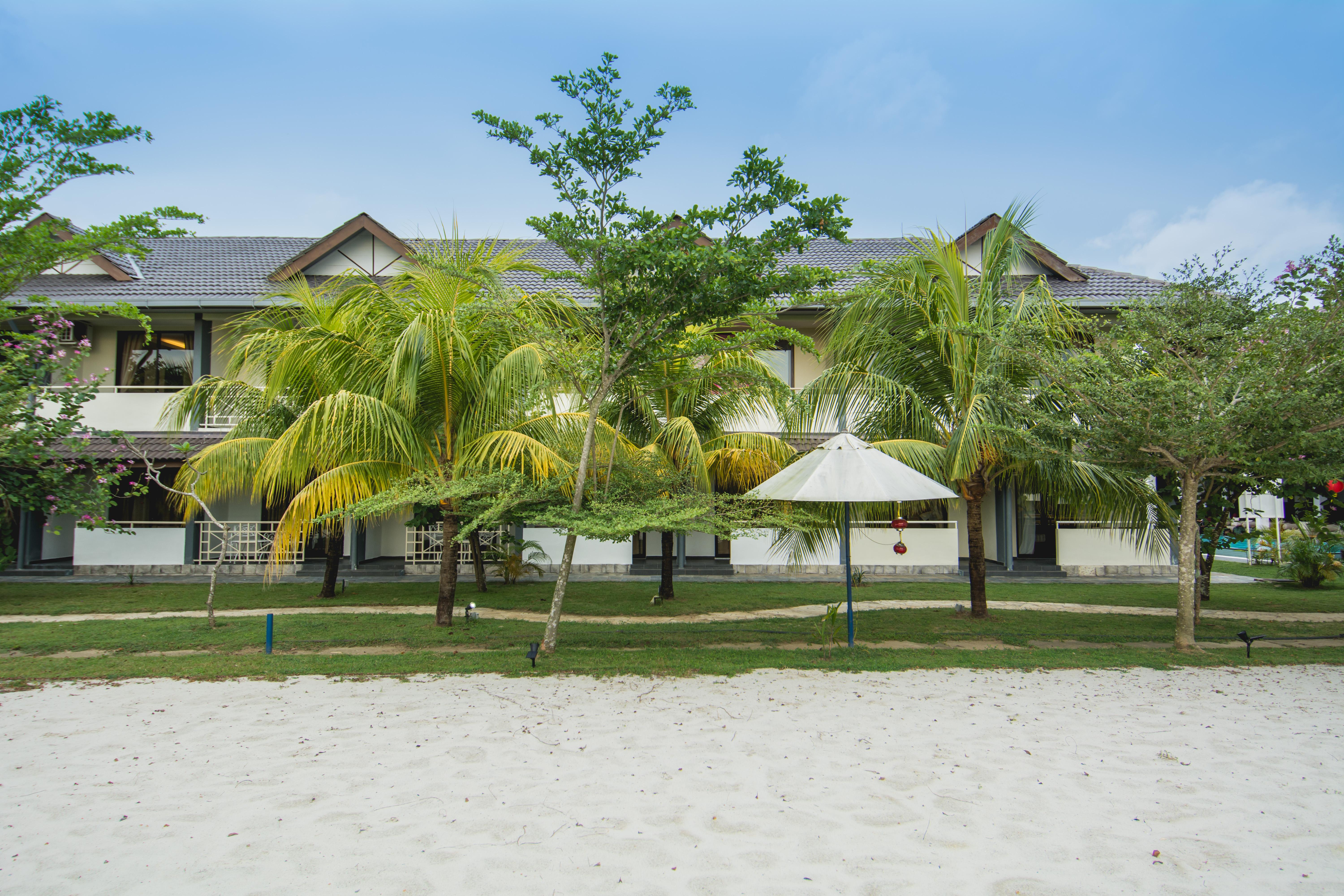 Alia Residence Business Resort Padang Mat Sirat Exterior foto