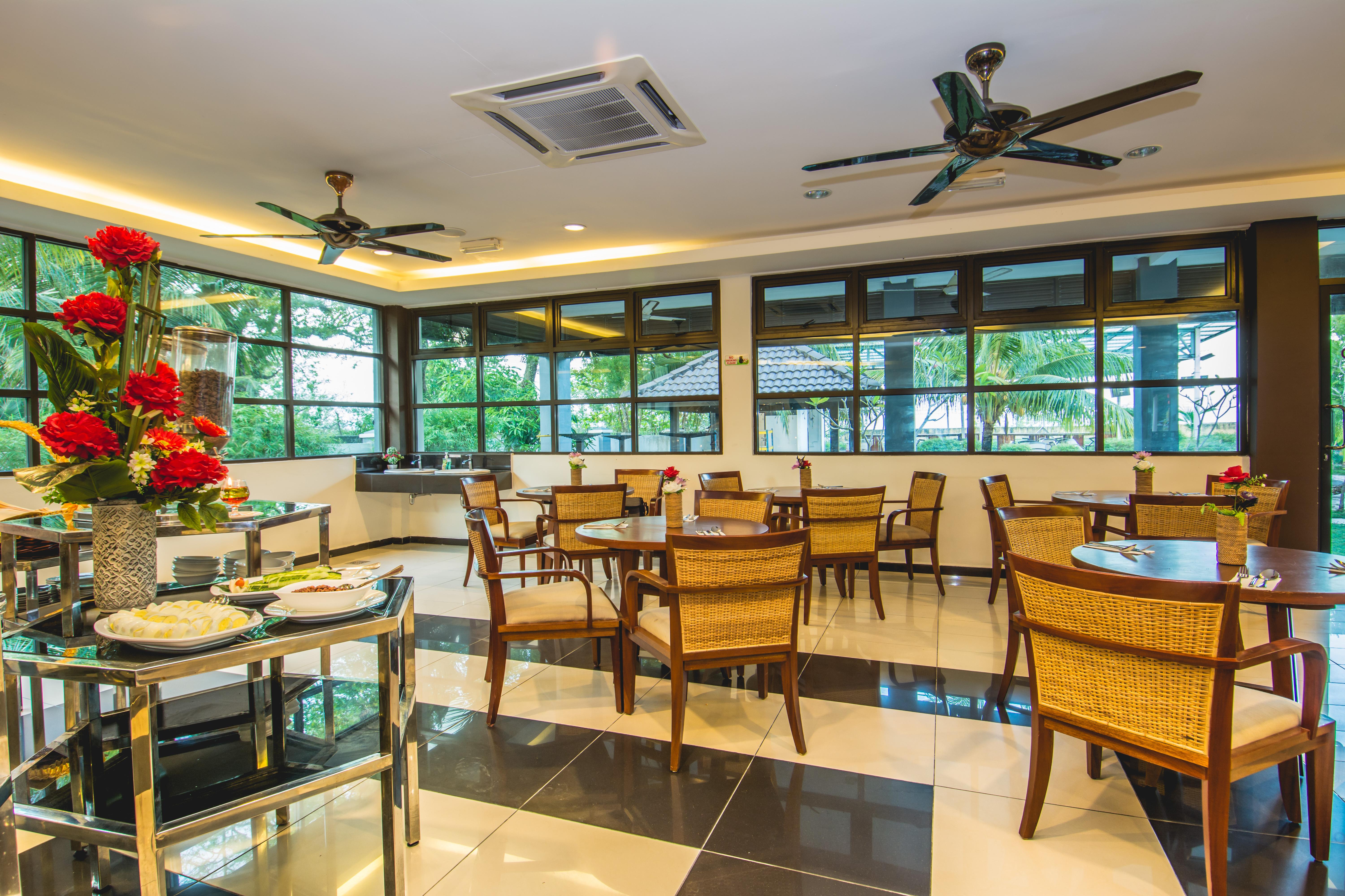 Alia Residence Business Resort Padang Mat Sirat Exterior foto