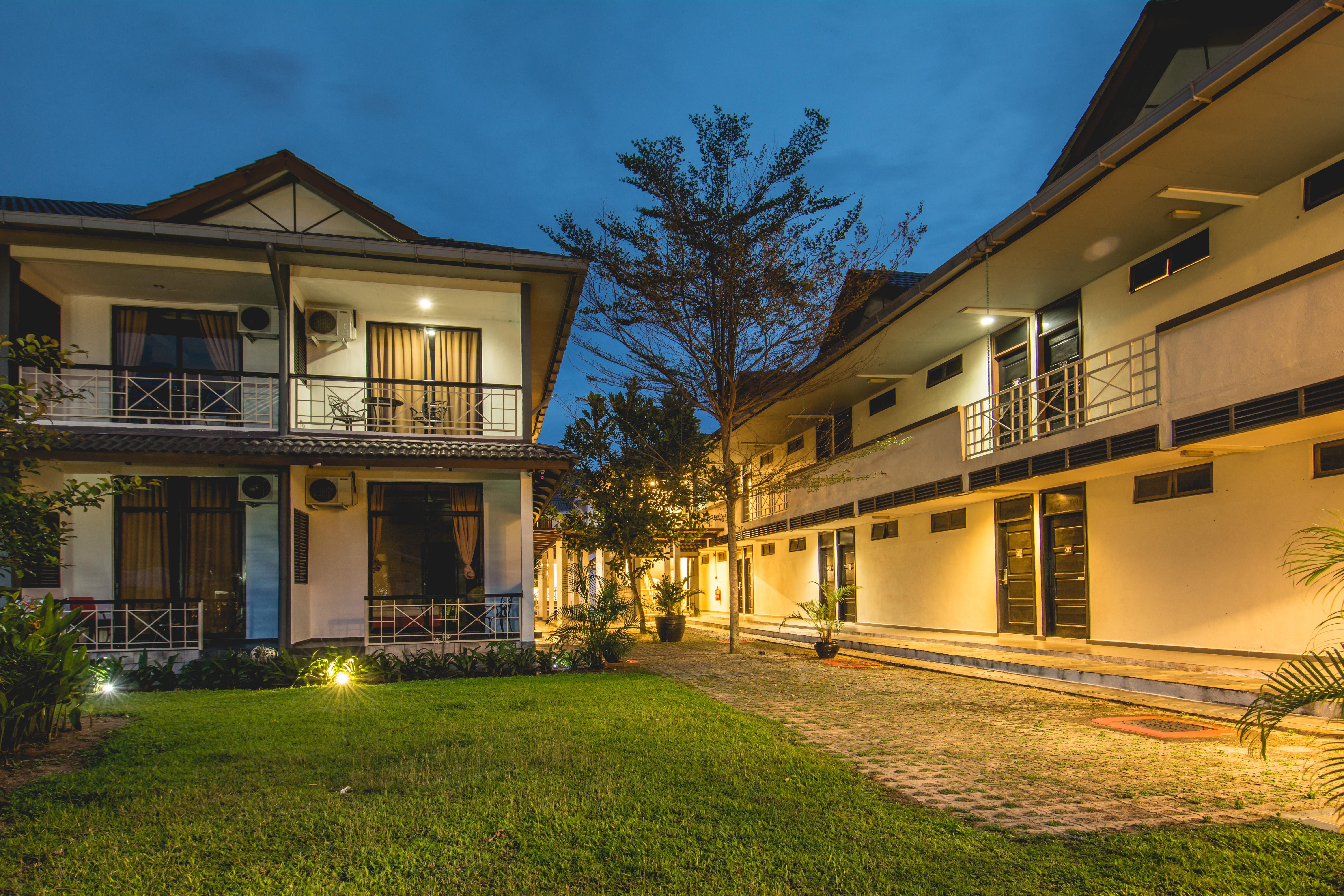Alia Residence Business Resort Padang Mat Sirat Exterior foto