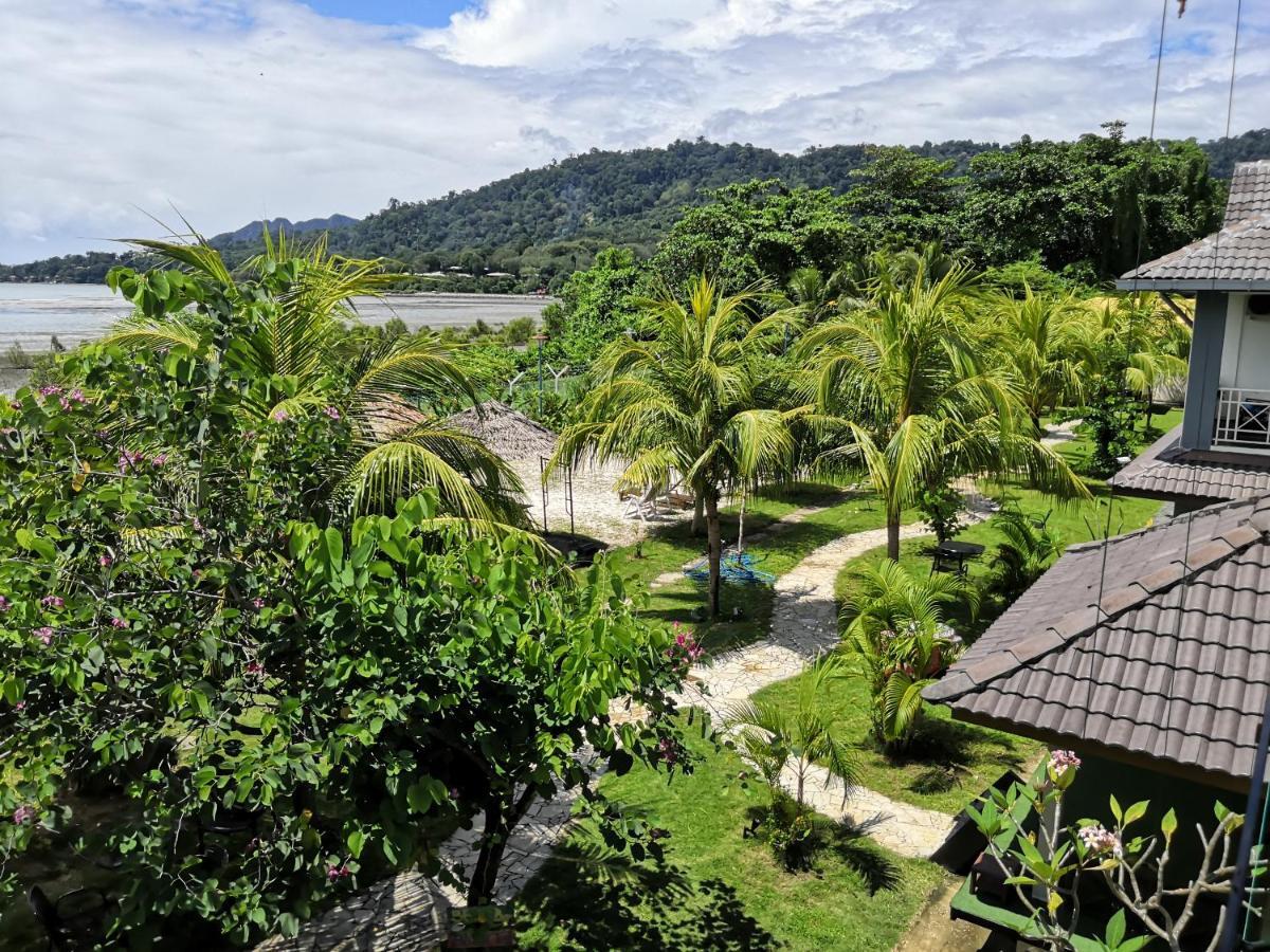Alia Residence Business Resort Padang Mat Sirat Exterior foto
