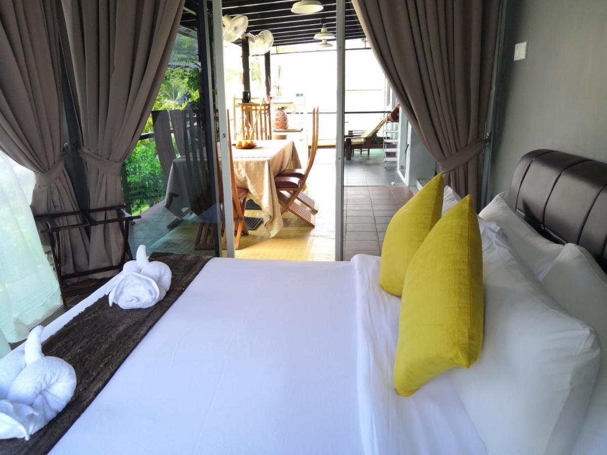 Alia Residence Business Resort Padang Mat Sirat Exterior foto